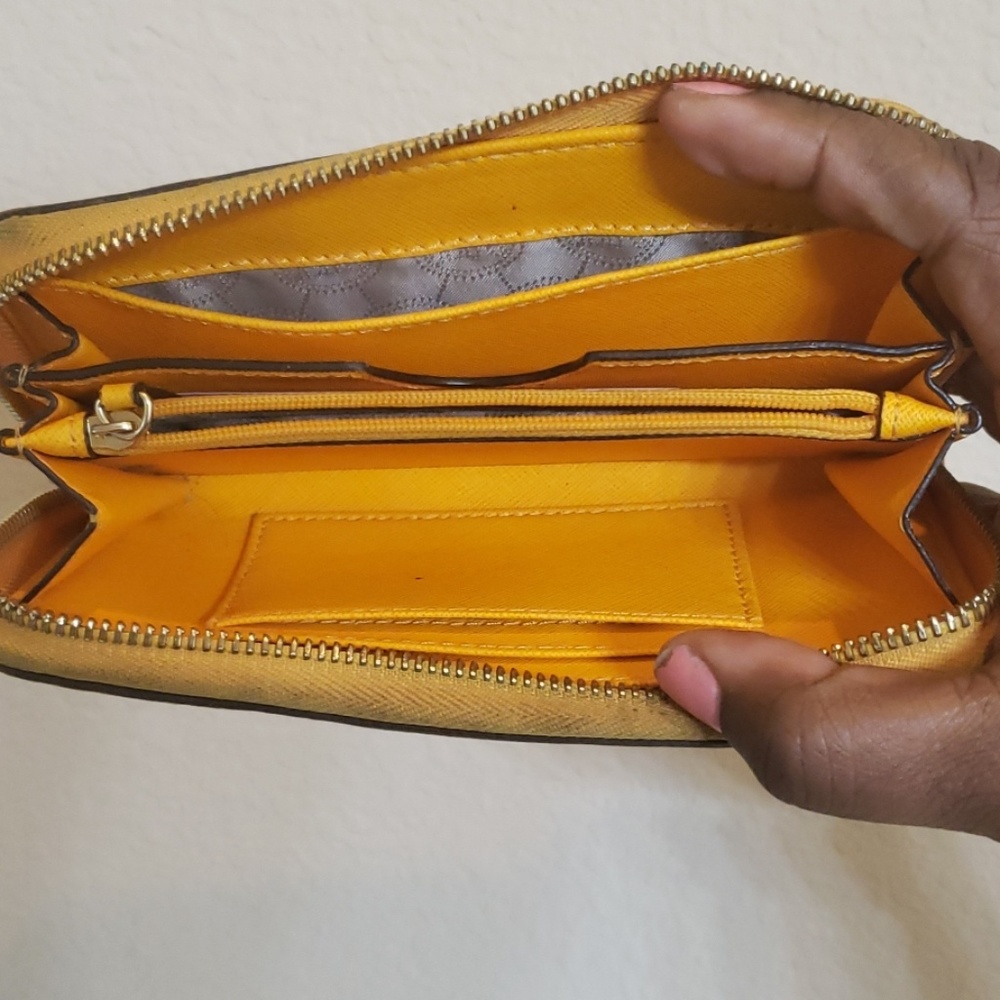 Michael Kors wallet - Picture 3 of 4